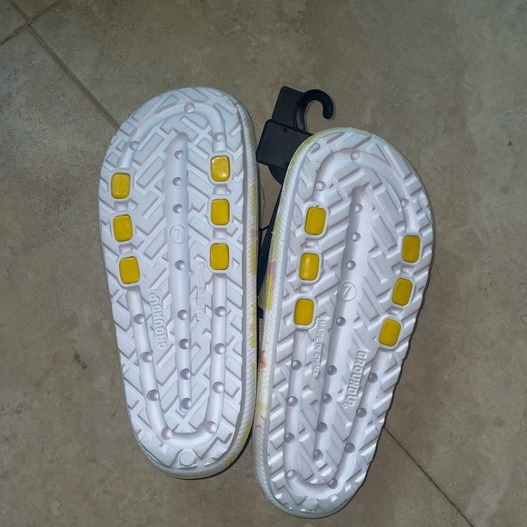 Pokémon Women’s Slides Size 7 NWT - Picture 4 of 6